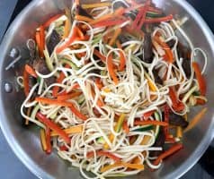 Hovězí stir-fry se zeleninou a nudlemi udon