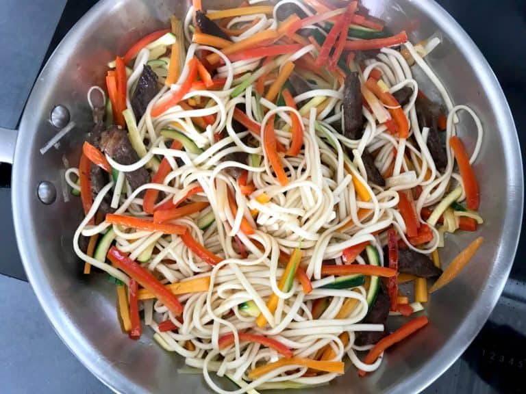 Hovězí stir-fry se zeleninou a nudlemi udon