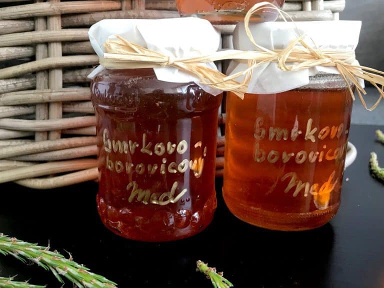 Domácí smrkovo-borovicový med z mladých výhonků