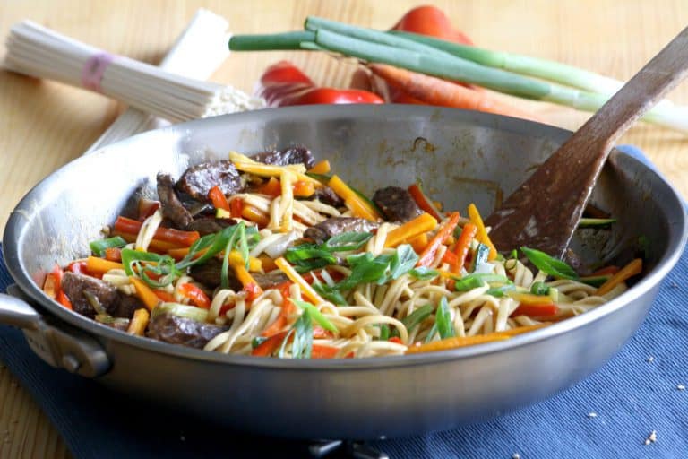 Hovězí stir-fry se zeleninou a nudlemi udon