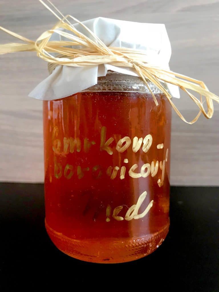 Domácí smrkovo-borovicový med z mladých výhonků