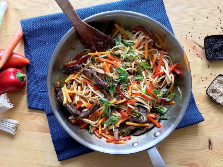 Hovězí stir-fry se zeleninou a nudlemi udon