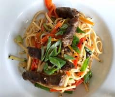 Hovězí stir-fry se zeleninou a nudlemi udon