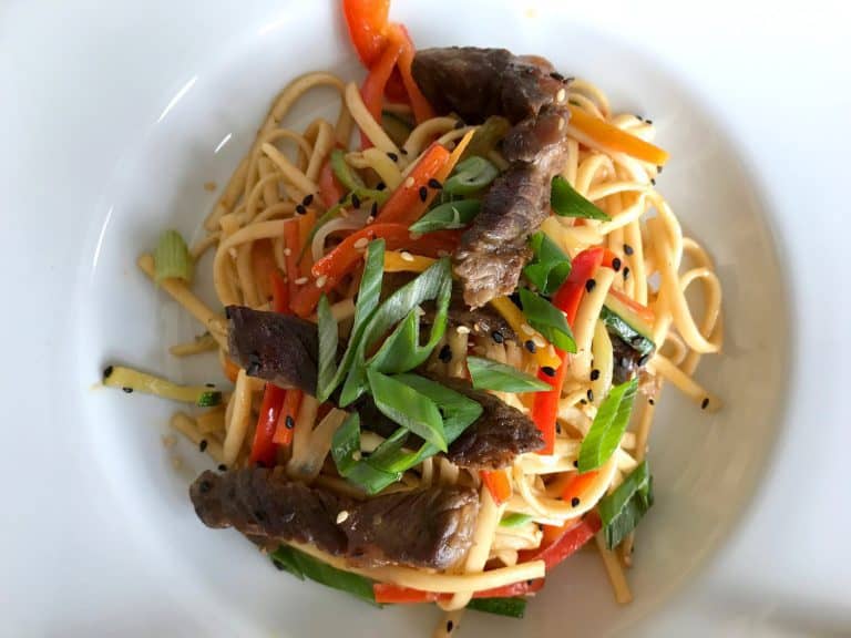 Hovězí stir-fry se zeleninou a nudlemi udon