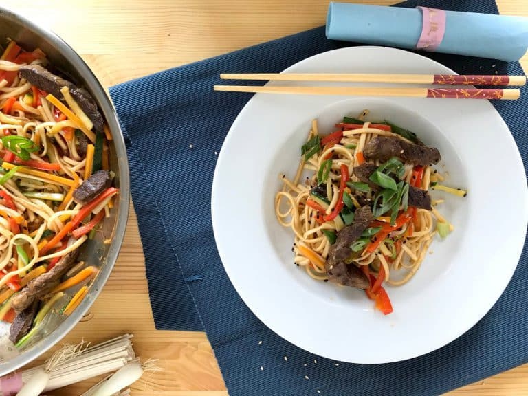 Hovězí stir-fry se zeleninou a nudlemi udon