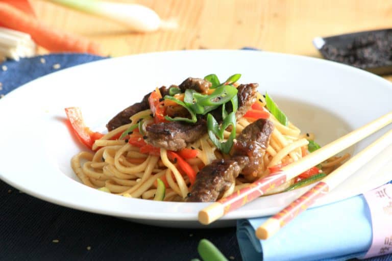 Hovězí stir-fry se zeleninou a nudlemi udon