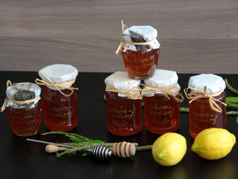 Domácí smrkovo-borovicový med z mladých výhonků