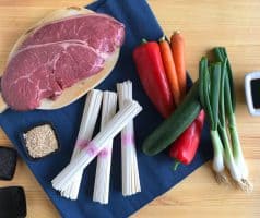 Hovězí stir-fry se zeleninou a nudlemi udon