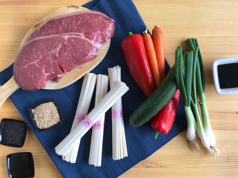 Hovězí stir-fry se zeleninou a nudlemi udon