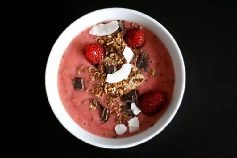 Jahodová smoothie bowl s malinami a čokoládou