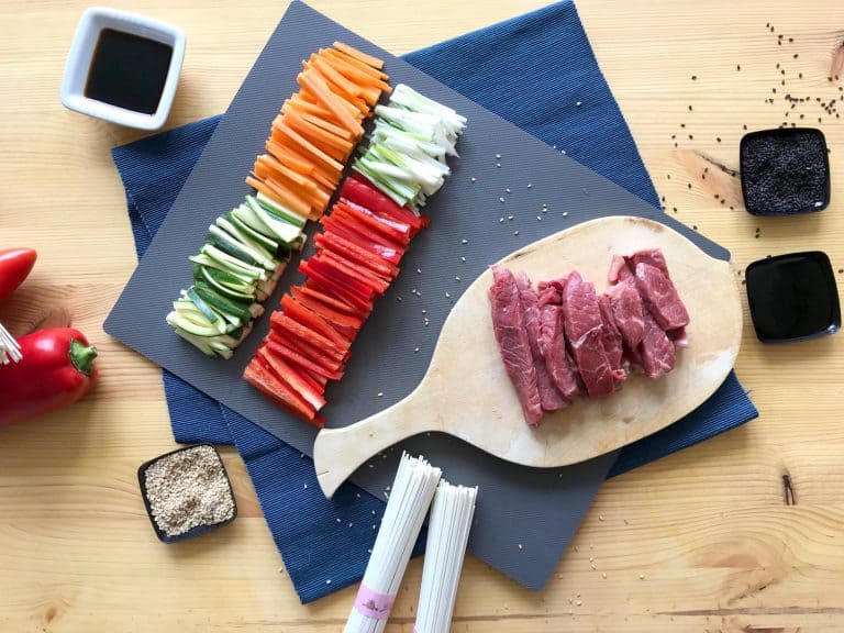 Hovězí stir-fry se zeleninou a nudlemi udon