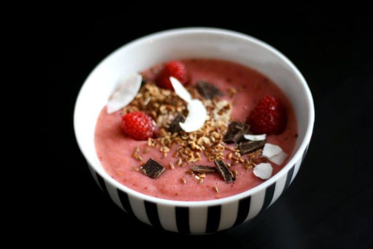 Jahodová smoothie bowl s malinami a čokoládou
