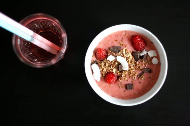 Jahodová smoothie bowl s malinami a čokoládou