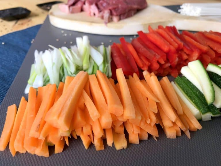 Hovězí stir-fry se zeleninou a nudlemi udon