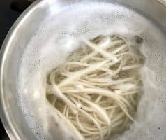 Hovězí stir-fry se zeleninou a nudlemi udon