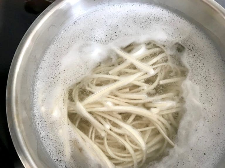 Hovězí stir-fry se zeleninou a nudlemi udon
