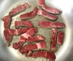 Hovězí stir-fry se zeleninou a nudlemi udon