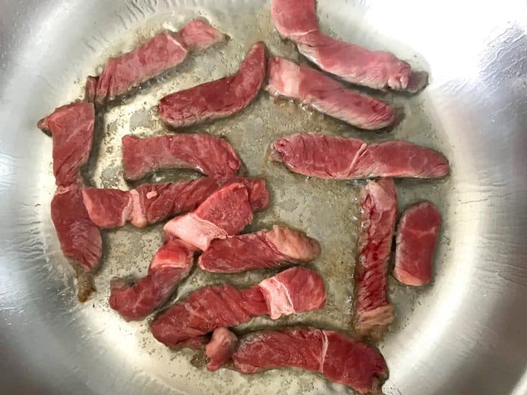 Hovězí stir-fry se zeleninou a nudlemi udon