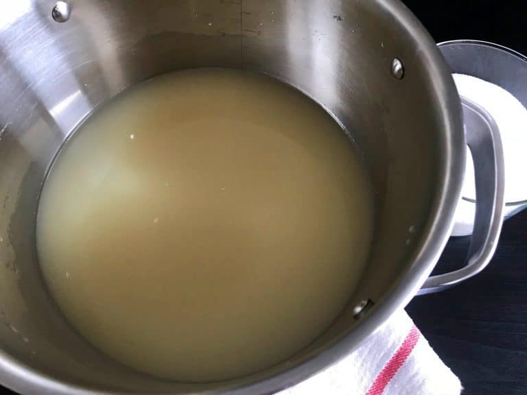 Domácí smrkovo-borovicový med z mladých výhonků