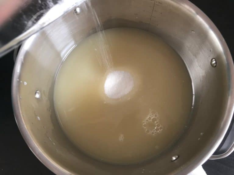 Domácí smrkovo-borovicový med z mladých výhonků