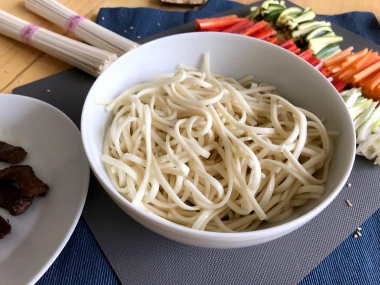 Hovězí stir-fry se zeleninou a nudlemi udon