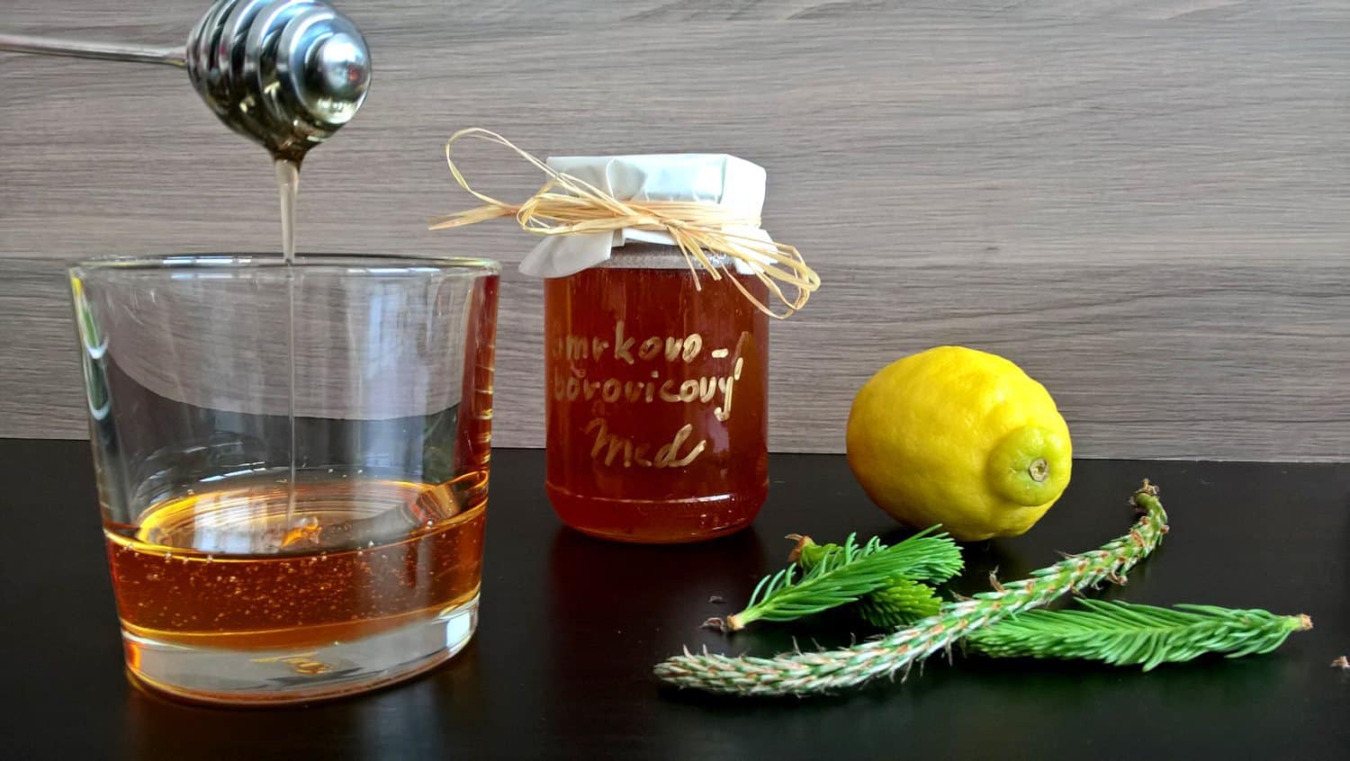 Domácí smrkovo-borovicový med z mladých výhonků