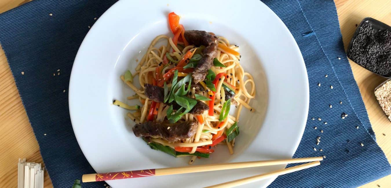 Hovězí stir-fry se zeleninou a nudlemi udon