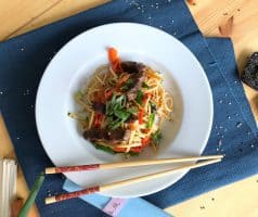 Hovězí stir-fry se zeleninou a nudlemi udon