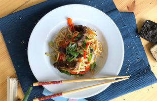 Hovězí stir-fry se zeleninou a nudlemi udon