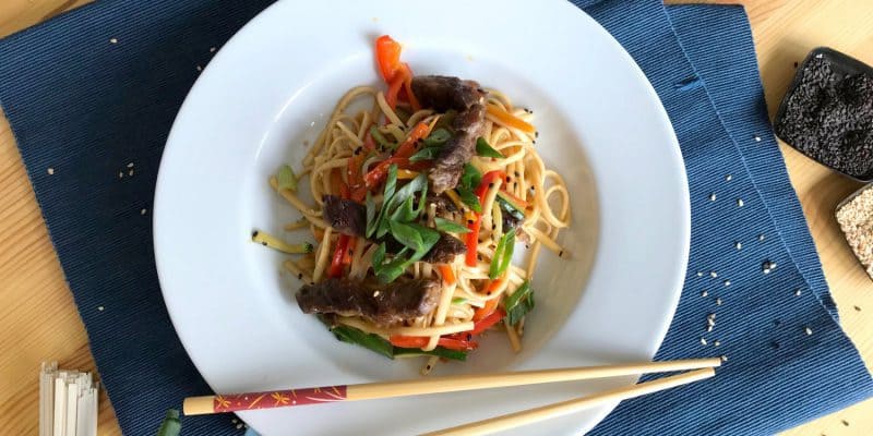 Hovězí stir-fry se zeleninou a nudlemi udon