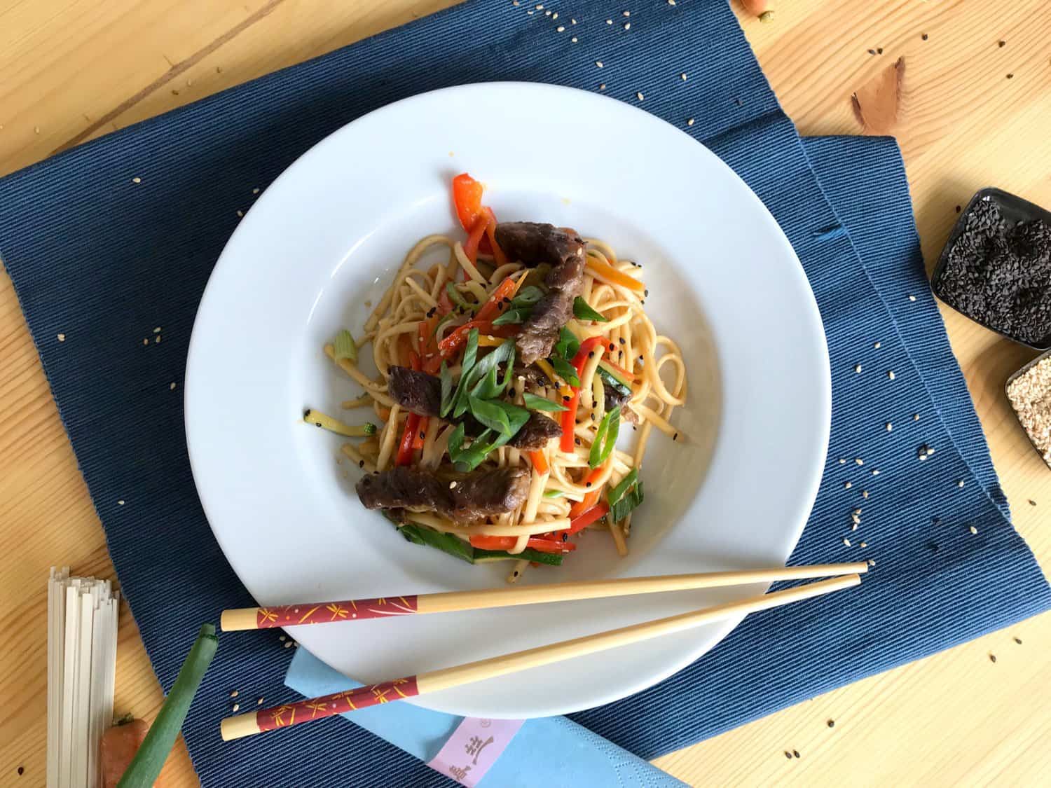 Hovězí stir-fry se zeleninou a nudlemi udon
