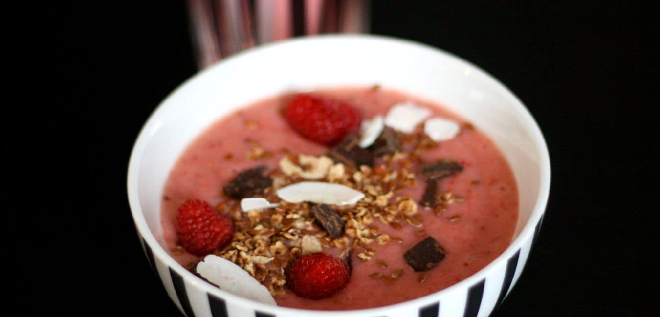 Jahodová smoothie bowl s malinami a čokoládou