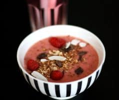 Jahodová smoothie bowl s malinami a čokoládou