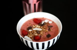 Jahodová smoothie bowl s malinami a čokoládou