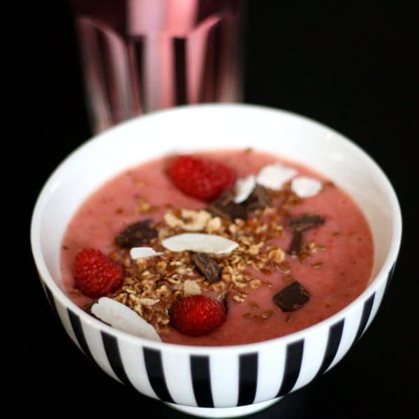 Jahodová smoothie bowl s malinami a čokoládou