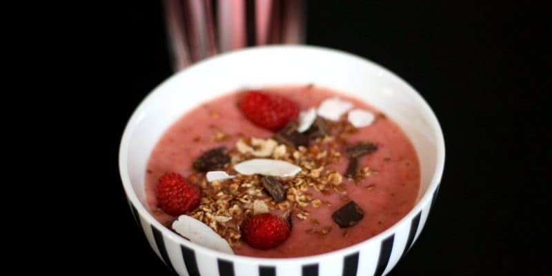 Jahodová smoothie bowl s malinami a čokoládou