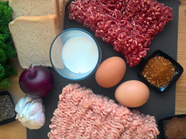 Grilovaný shish kebab (šiš kebab) z mlétého masa