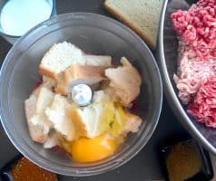 Grilovaný shish kebab (šiš kebab) z mlétého masa