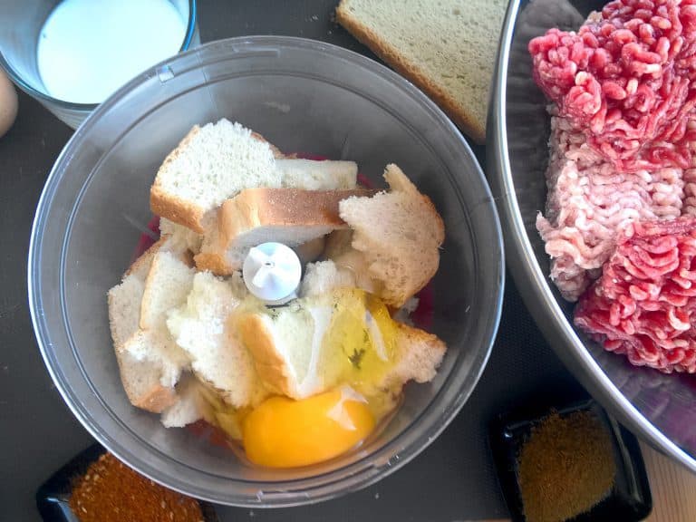 Grilovaný shish kebab (šiš kebab) z mlétého masa