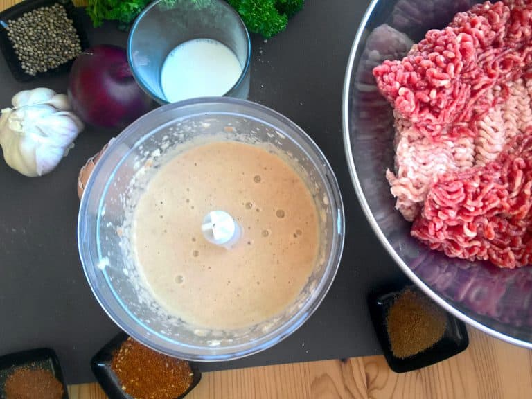 Grilovaný shish kebab (šiš kebab) z mlétého masa