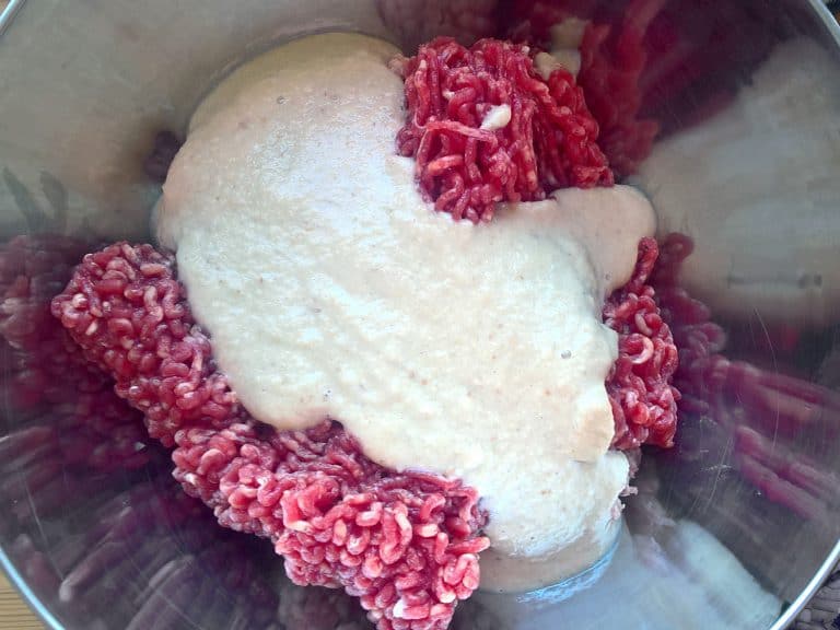 Grilovaný shish kebab (šiš kebab) z mlétého masa