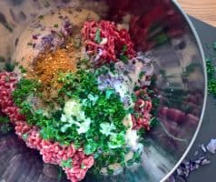 Grilovaný shish kebab (šiš kebab) z mlétého masa