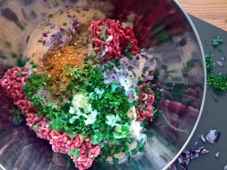 Grilovaný shish kebab (šiš kebab) z mlétého masa