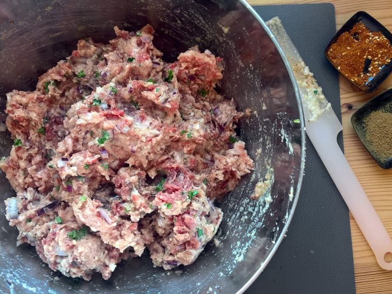 Grilovaný shish kebab (šiš kebab) z mlétého masa