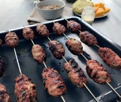 Grilovaný shish kebab (šiš kebab) z mlétého masa