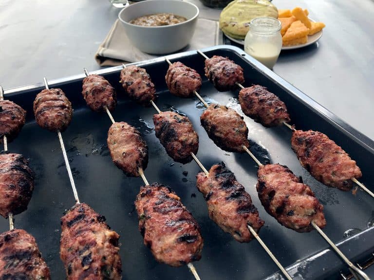 Grilovaný shish kebab (šiš kebab) z mlétého masa