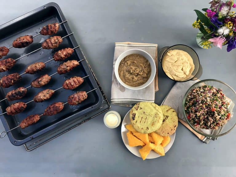 Grilovaný shish kebab (šiš kebab) z mlétého masa