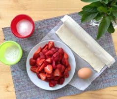 Rychlý jahodový koláč z listového těsta