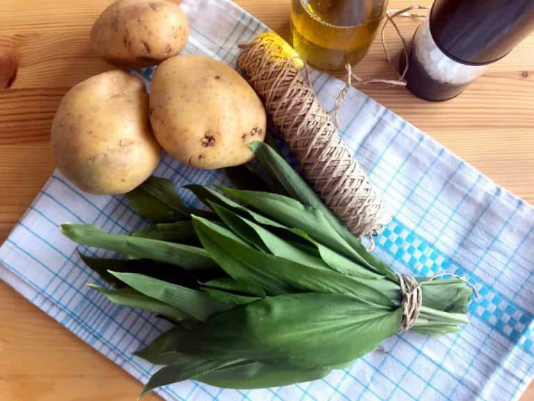 Pečené brambory s medvědím česnekem