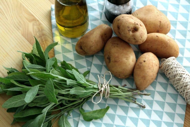 Pečené brambory se šalvějí